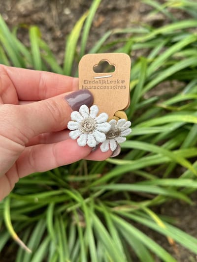 Schattige haarelastiekjes bloem - Madelief goud klein - Haarelastiekjes - Elastiekjes voor meisjes - Haaraccessoires - Haaraccessoires voor meisjes - Mooie haarelastiekjes meisje - Cadeautje meisje - Setje van 2 elastiekjes