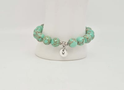 Handgemaakte natuursteen armband met hanger "Letters in cirkel" " Groen howliet gesponnen goud" -8 mm diameter van de korrel- Diameter armband 20 cm - Kies je favoriete letters- Een mooi cadeau voor familie en vrienden