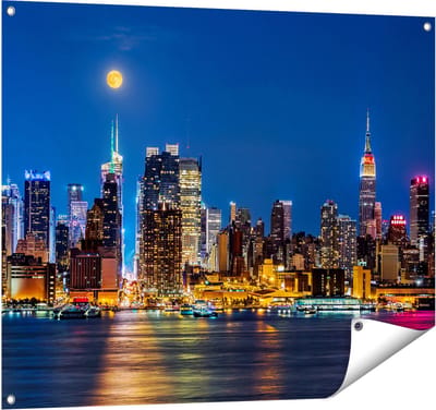 Gards Tuinposter Verlichte Skyline van New York met Volle Maan - 100x80 cm - Tuindoek - Tuindecoratie - Wanddecoratie buiten - Tuinschilderij