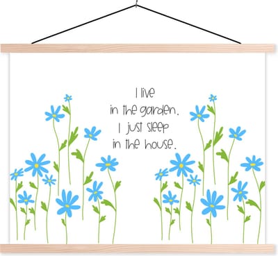 Posterhanger incl. Poster 120x90 cm - Schoolplaat - Spreuken - I live in the garden I just sleep in the house - Quotes - Textielposter - Blanke latten