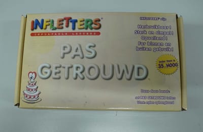 Opblaasletters Pas getrouwd wit - grote letterslinger pas getrouwd - versiering pas getrouwd - trouwen feest versiering - leuke versiering voor een bruiloft - bruiloft letterslinger grote letters