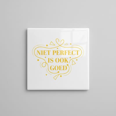 Inspirerende Nederlandse Quote Keramische Tegel “Niet Perfect Is Ook Goed” – Elegante Gouden Typografie Wanddecoratie – Decoratieve Tegel 15 × 15 cm