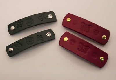 Leren kinder haarclip 2x roze met vlinder met bloemen, 2x groen met bloem met vlinders - set van 4 kleine haarclips van leer voor kinderen of volwassen die een klein haarclip willen - schattige bloemen, vlinder kinder haarclips
