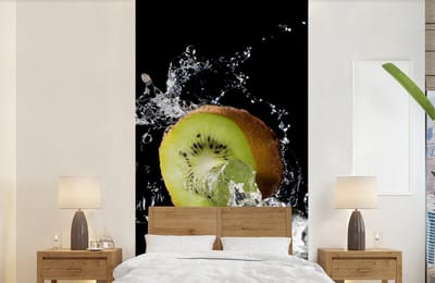 Behang - Fotobehang Kiwi - Fruit - Stilleven - Water - Zwart - Breedte 120 cm x hoogte 240 cm