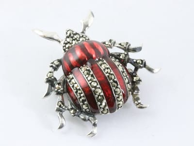 Zilveren kever broche met rode emaille en marcasiet