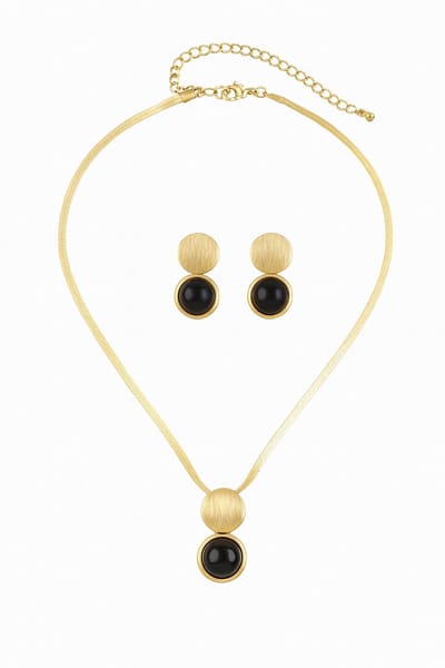 Goudkleurige ketting en oorbellen set voor dames – zwarte ovaal hanger met glanzend accent – elegante sieraden set met platte schakel ketting