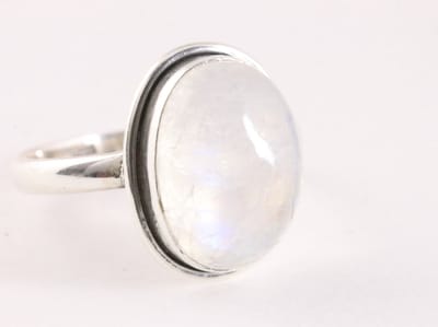 Ovale zilveren ring met regenboog maansteen - maat 16.5