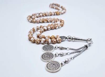 Handgemaakte tesbih "Tasbih" natuursteen "Wit howliet gesponnen goud" - Aantal kralen 99 - Diameter kralen 8MM - met metaal tassel "Qustantinia" - Een mooi cadeau-idee