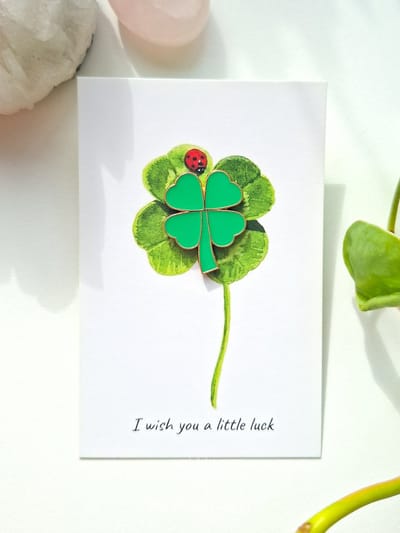 Pin klavertje vier met mini wenskaart, i wish you a little luck, geluk, geluksbrenger, cadeautje, gelukswens, emaille pin, kledingspeld, cuddle