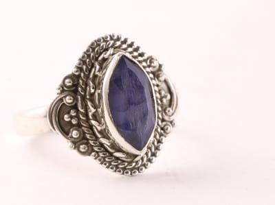 Bewerkte zilveren ring met blauwe saffier - maat 16.5