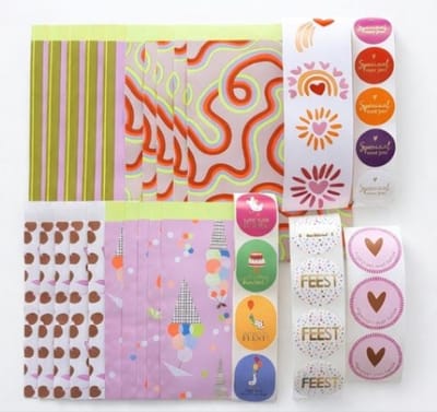 Inpakset bestaande 20 papieren cadeauzakjes en 20 cadeaustickers