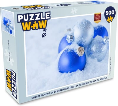 Puzzel Een set blauwe en zilveren kerstballen bevinden zich in de sneeuw - Legpuzzel - Puzzel 500 stukjes - Kerst - Cadeau - Kerstcadeau voor mannen, vrouwen en kinderen