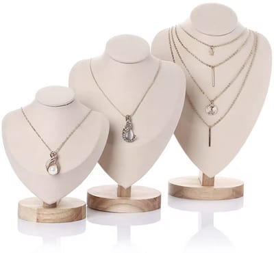 Maevi® Sieraden Display - Kleur: Offwhite / Beige - Maat: Medium - Afmetingen: 25 x 16,5 CM - 1 Stuks - Necklace Display - Sieraden Standaard - Massief Hout - Hoge Kwaliteit - Luxe Ketting Standaard - Suede Stof - Beige / Offwhite / Hout - Hals