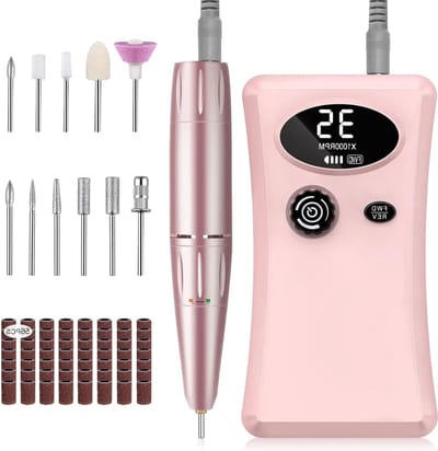 Quvo® Pedicureset Electrisch - Pedicureset Professioneel - Pedicure Set - Nagelfrees - Pedicure Apparaat – Met 11 Polijstkoppen en 56 Schuurbanden – LCD Scherm – Oplaadbaar - Roze - 21cm - 16cm - 6cm