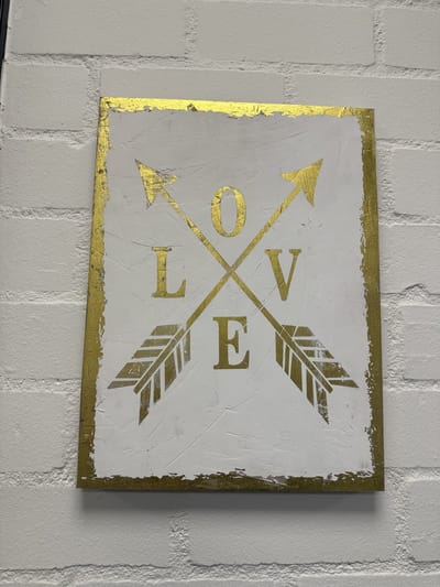 Decoratief houten bord "Love" - Wit + gouden letters - hoogte 40x30x2.5cm - Woonaccessoires - Decoratieve borden