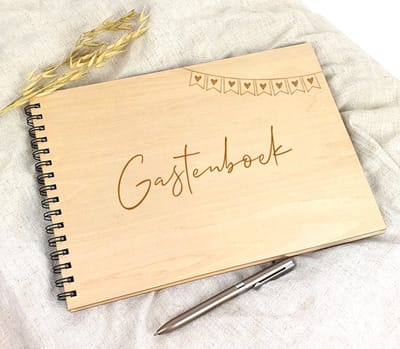 Gastenboek bruiloft - Gastenboek huwelijk - Gastenboek hout - Huwelijk decoratie - A4 houten gastenboek thema "Hartjesslinger"