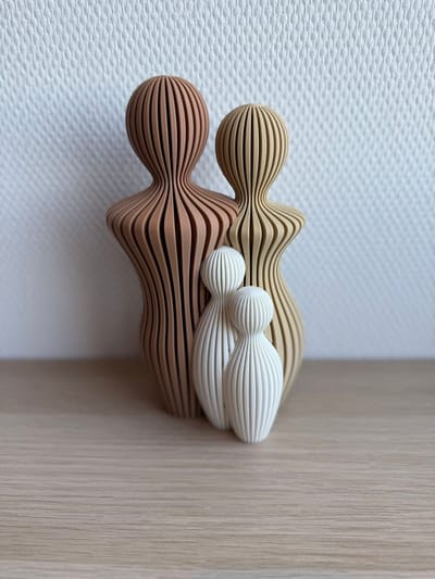 Moderne Japandi Set – Gezin met twee kinderen - Abstract - 22 cm hoog - Tijdloop - Cadeau - Moederdag - Geboorte – Wit, Woestijnbruin & Karamel – Scandinavisch Design Woondecoratie