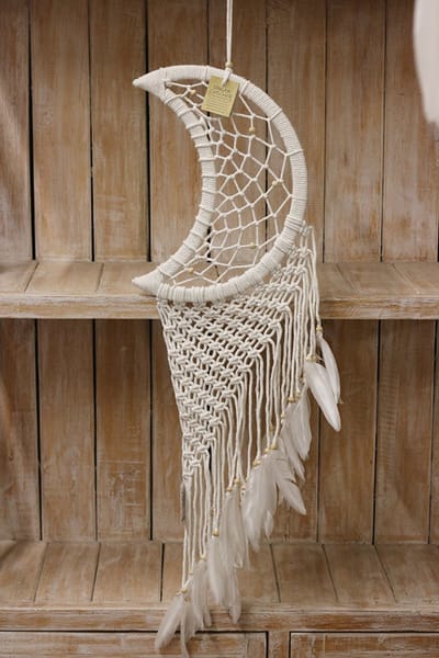 Dromenvanger maan + macramé witte veer 27cm wit