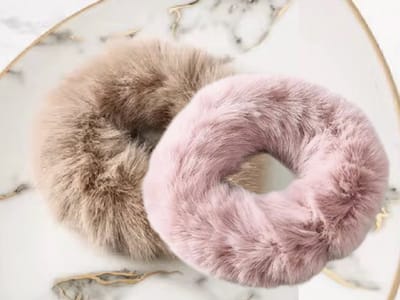 SilverAndCoco® - 2 Roze Beige Nep Bont Elastieken | Fluffy Dik Zacht Haar Elastische Elastiek | Kunstbont Wollen Bonten Fur Haarband Scrunchie | Glamour Diadeem Dames Kerst Feest Oud en Nieuw Haarbanden