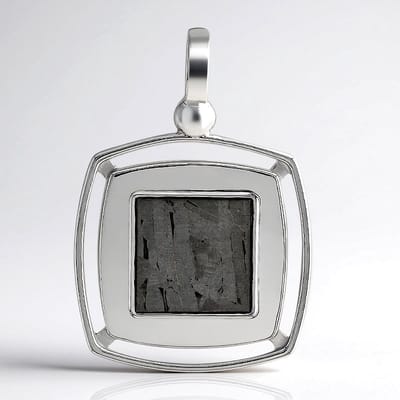 Cavill - Zilveren hanger met Aletai meteoriet 1,862 ct - 925 Sterling zilver - Handgemaakt modern carré geslepen uniek sieraad 31x20 mm
