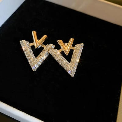 ULIZ Korea Nieuw Ontwerp Mode Sieraden Verguld Luxe Zirkoon Letter V Oorbellen Elegante Dames Avondfeest Accessoires beige