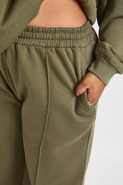 boohoo Dames Plus Core Basic Pintuck Detail Diepe Tailleband Wijde Pijpen Jogger | Kaki | Maat: 44