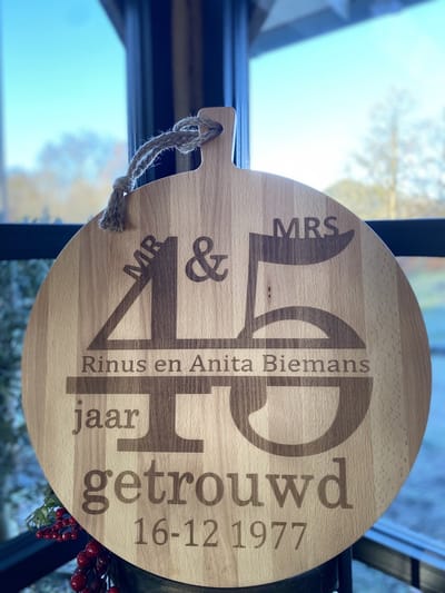 Creaties van Hier - Serveerplank - 45 jaar getrouwd - Gepersonaliseerd Cadeau - Hout - 35 cm