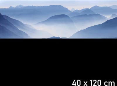 Allernieuwste.nl® Canvas Schilderij Mistig Berg Landschap - Kunst aan je Muur - Realistisch - Kleur Blauw - 40 x 120 cm