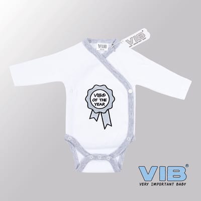VIB® - Rompertje (overslag) Luxe Katoen - VIB Of The Year (Wit-Grijs) - Babykleertjes - romper - rompertjes - rompertjes met tekst - baby cadeau - baby aankondiging - overslagromper