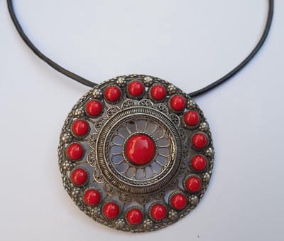 "Opvallende Zeeuwse knoop hanger 7 cm groot, verzilverd, rode emaille met veterketting zwart leer."