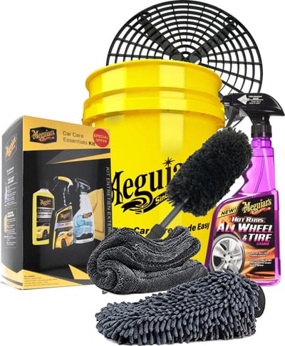 Meguiars essentail kit bestaande uit; Wasemmer 19 ltr , Grit guard grit, Wash&Wax, Quick Wax, Clarity Glass Cleaner, Supreme Shine Microfiber doek, Velgenreiniger, Velgenborstel medium, Wash Mitt, Droogdoek 40 x 40 cm