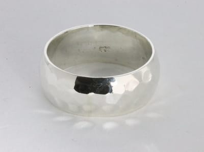 Gehamerde zilveren ring - 7 mm. - maat 17