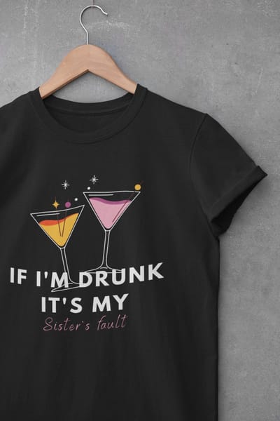 Shirt - If I’m drunk it’s my sisters fault - Wurban Wear | Grappig shirt | Leuk cadeau | Unisex tshirt | Moederdag | Meme shirt | Dirty shirt | Zwart