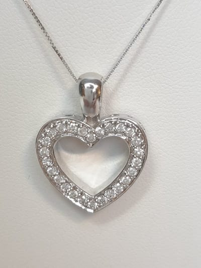 Zwaar uitgevoerd hart - bijna 2 cm groot - 14 karaat witgoud - met daarin diamant 0.52 crt - gewicht 4.3 gram - uitverkoop – van €1595,= voor €895,=