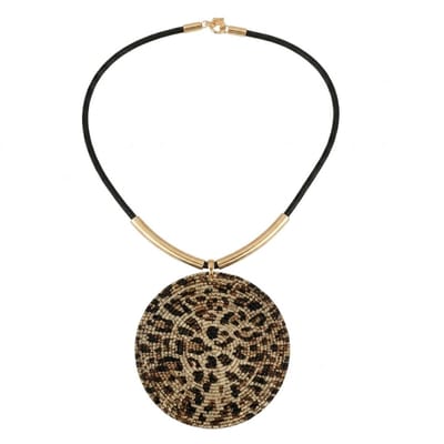 Zwart-goudkleurige ketting voor dames met grote ronde hanger in dierenprint – statement ketting met fantasiehanger