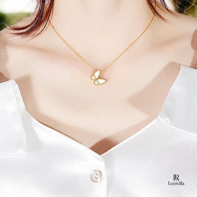 Leerella Goudkleurige Ketting met Parelmoer Vlinder – Verstelbare RVS Damesketting 41+5 cm – Elegante Vlinderhanger met Moederparel – Symbolisch Sieraad voor Vrijheid en Schoonheid, Ideaal voor Dagelijks Gebruik