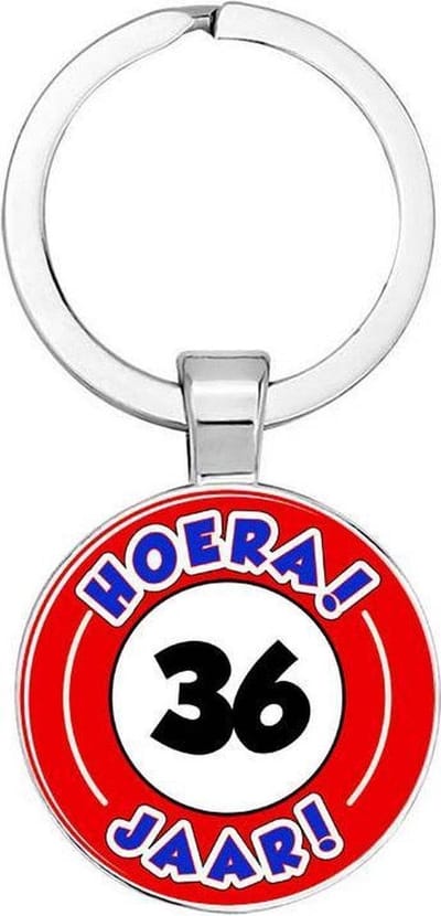 Akyol - Hoera 36 jaar Sleutelhanger - Verjaardag - Jarige job - Leuke kado voor iemand die bijna jarig is - 2,5 x 2,5 CM