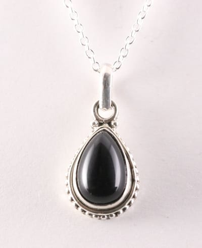 Bewerkte druppelvormige zilveren hanger met onyx aan ketting