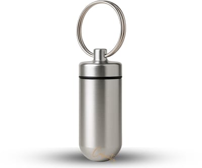 Cabantis® Mini Pillendoos Sleutelhanger – Waterdicht Aluminium Medicijndoosje – Compact Pillen Organizer voor Onderweg – Sleutelhanger voor Pillen & Vitamines -Zilver