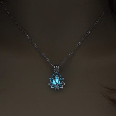 Lichtgevend gloeiend in de donkere maan Lotus bloemvormige hanger ketting voor vrouwen Yoga gebed boeddhisme sieraden
