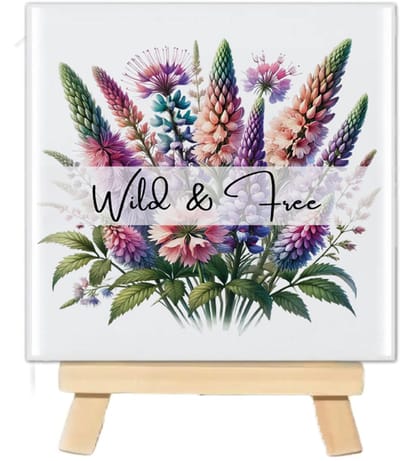 Tegeltje met tekst en bloemen - Wild and Free - 10x10cm - inclusief houten standaard