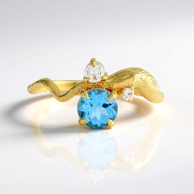 Cavill - Vergulde 925 Sterling Zilveren Ring - Zwitsers Blauwe Topaas 0,964 ct Rond - Cambodjaanse Zirkonia's - Elegante Stijlvolle Ring