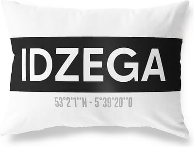 Tuinkussen IDZEGA - FRIESLAND met coördinaten - Buitenkussen - Bootkussen - Weerbestendig - Jouw Plaats - Studio216 - Modern - Zwart-Wit - 50x30cm