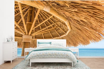 Behang - Fotobehang Parasol - Strand - Zee - Tropisch - Breedte 295 cm x hoogte 220 cm