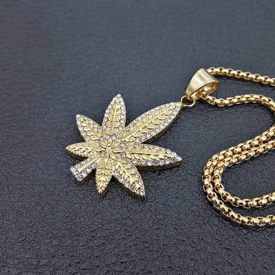 ICYBOY 18K Klassieke Gouden Ketting met Wiet Weed Hemp Leaf Pendant verguld [GOLD-PLATED] Stainless Steel Hemp Leaf Necklace Crystal Gold Hash Green