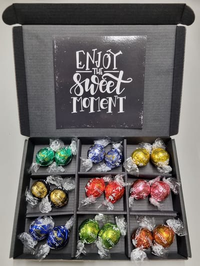 Chocolade Ballen Proeverij Pakket | Chocolade pakket met 9 verschillende chocolade smaken kwaliteits chocolade met Mystery Card 'Enjoy the sweet moment' (met persoonlijke videoboodschap) | Cadeaupakket | Feestdagen box | Chocolade cadeau