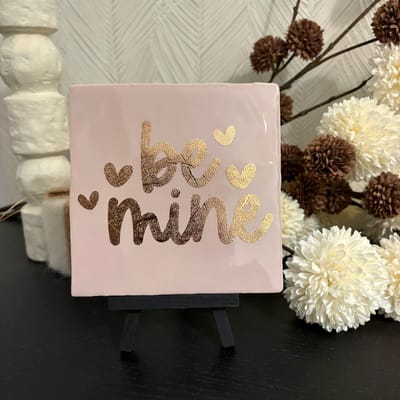 Hartjespost | Tegeltje Be mine, zalm roze, brons | tegeltjes met tekst | spreuktegel | tegeltjeswijsheden | Cadeau | Valentijn | Liefde | Love | Valentijnscadeau | Cadeau voor hem of voor haar | 14 Februari | V-Day | Valentine | Romantisch | 13x13