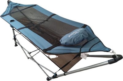 Hangmat met Opvouwbaar Frame – Ideaal voor binnen en buiten. Stevig gepoedercoat stalen frame ondersteunt tot 135 kg. Ligoppervlak van 235x85 cm met geïntegreerde bekerhouder. Inclusief extra kussen en optioneel ondernet voor extra opbergruimte.