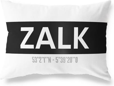 Tuinkussen ZALK - OVERIJSSEL met coördinaten - Buitenkussen - Bootkussen - Weerbestendig - Jouw Plaats - Studio216 - Modern - Zwart-Wit - 50x30cm