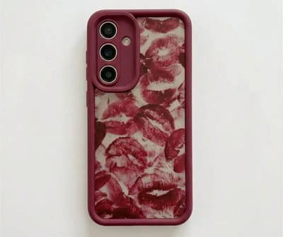 Bordeaux rood telefoon hoesje – geschikt voor Samsung Galaxy S24– backcover voor dames – lippen print design – stevige kunststof bumper – transparante achterkant met print